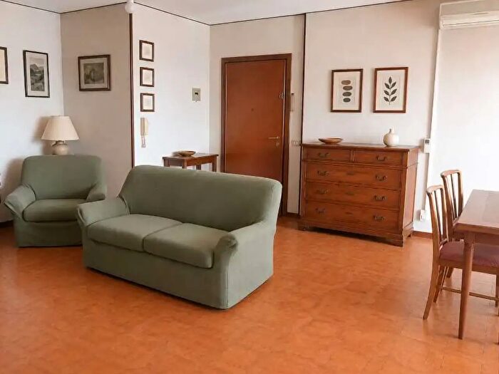 Appartamento con 5 locali in vendita in Via Viterbo, Modena