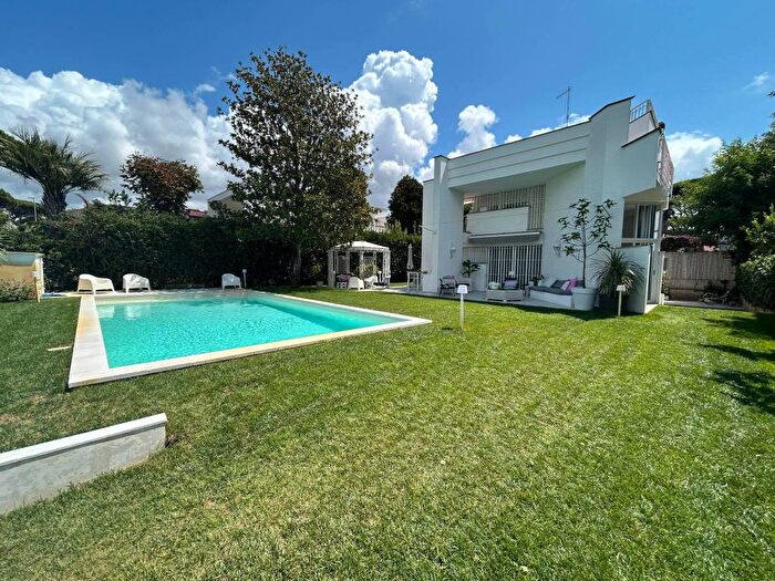 Casa con 6 locali in affitto in Via Bagnoli, Fregene, Fiumicino