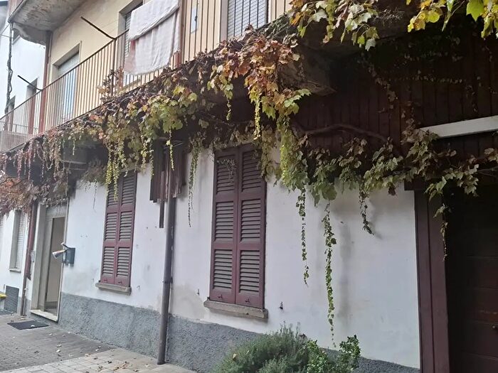 Appartamento trilocale in vendita in Via Garibaldi, Barzano