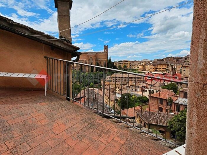 Appartamento con 5 locali in affitto in piazza san giovanni, Duomo, Siena