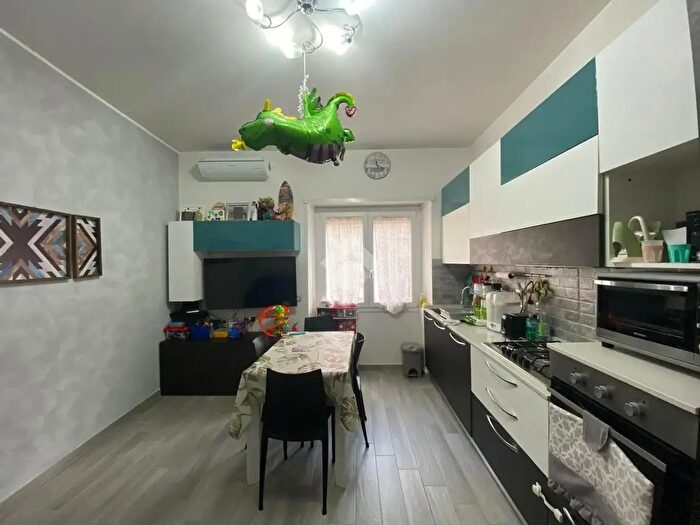 Appartamento trilocale in vendita in Via Acca Larenzia, Roma