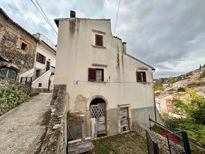 Casa trilocale in vendita in Via Vallone Snc, Capestrano
