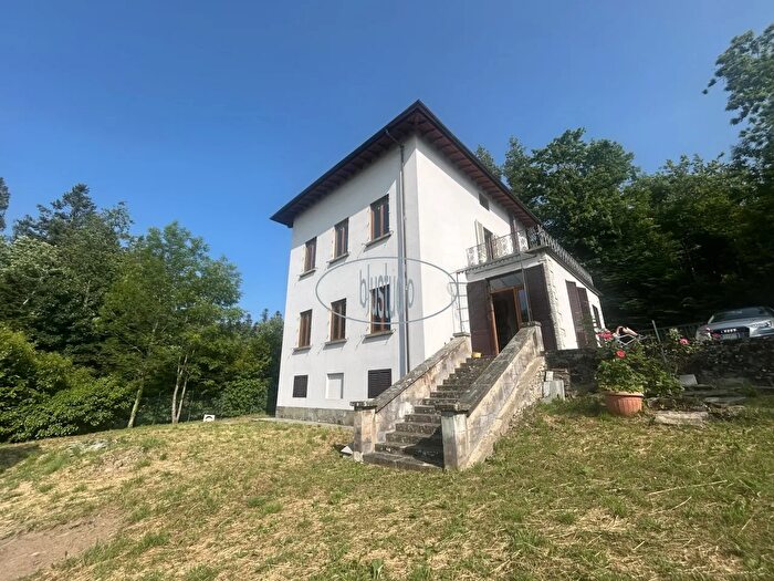 Casa con 9 locali in vendita in Reggello