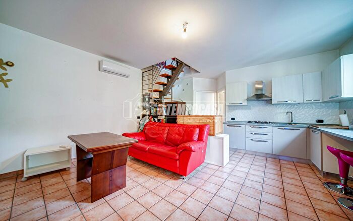 Appartamento trilocale in vendita in Via Italia, Carnago