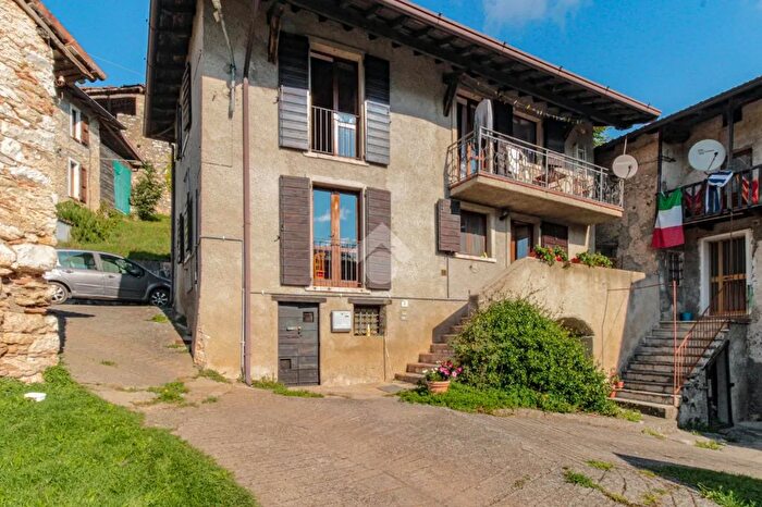 Casa quadrilocale in vendita in Via Rocca, Gargnano