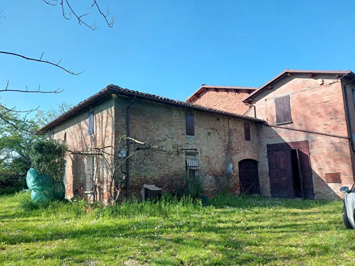 Casa con 8 locali in vendita in Via Remondino, Imola