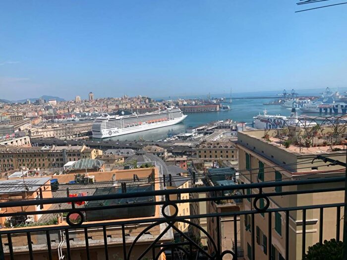 Appartamento quadrilocale in affitto in Via Asilo Davide e Delfina Garbarino, Dinegro, Genova