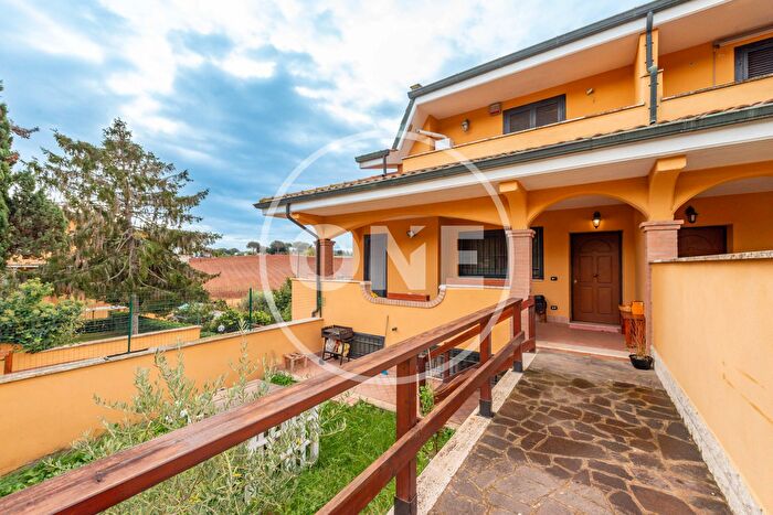 Casa con 5 locali in vendita in Via Alessandro Vivenza, Roma