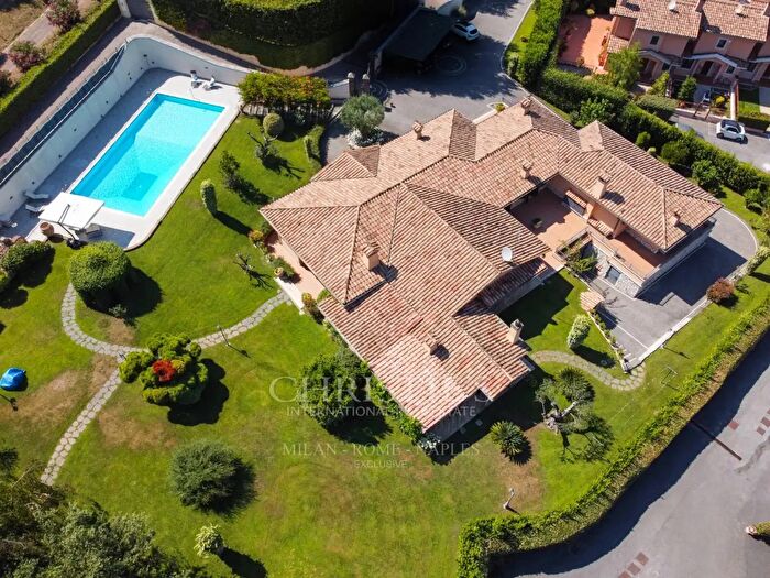 Casa con 14 locali in vendita in Viale Vittorio Veneto, Grottaferrata