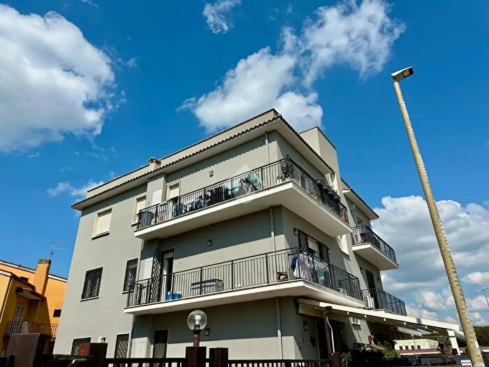 Appartamento trilocale in vendita in Via Capo Scalea, Roma