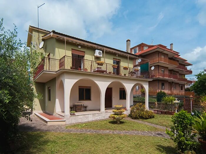 Casa con 8 locali in vendita in Via Bocchetti, Roma