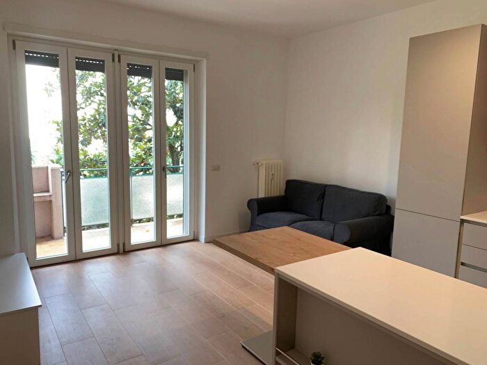 Appartamento trilocale in affitto in Via Angelo Rizzoli, Crescenzago, Milano