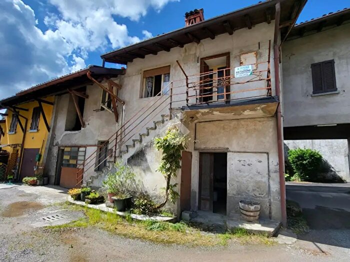 Casa trilocale in vendita in Via Giuseppina Scola, Besana In Brianza