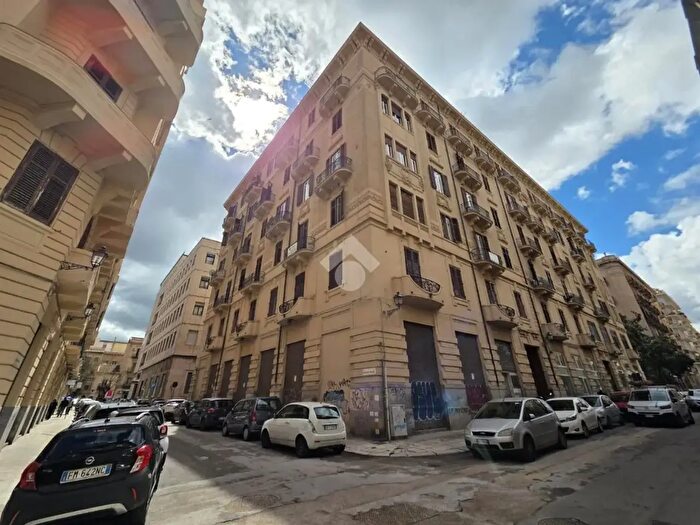 Appartamento con 6 locali in vendita in Via Milano, Palermo