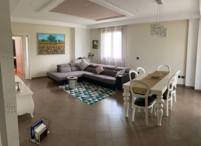 Casa con 7 locali in vendita in Tavoleto