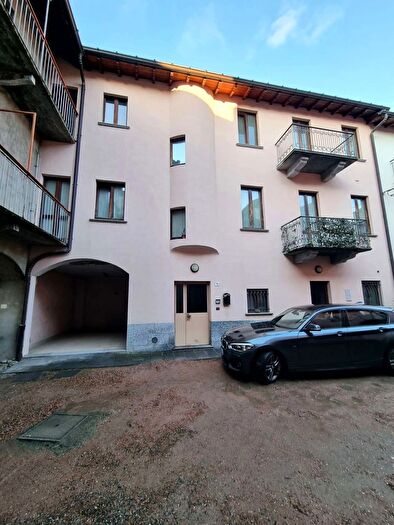 Casa trilocale in vendita in Via Vittorio Veneto, Luvinate