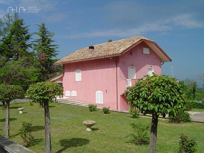 Casa con 12 locali in vendita in Zona Collinare, Montalto Delle Marche