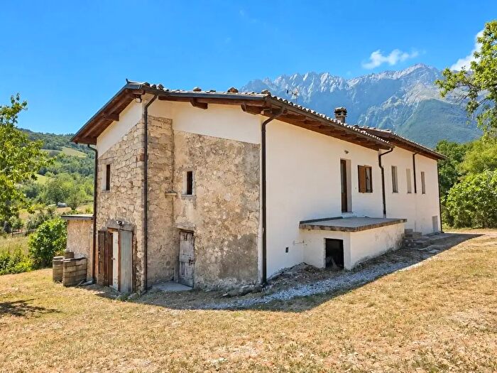 Casa con 13 locali in vendita in Contrada San Donato, Castelli