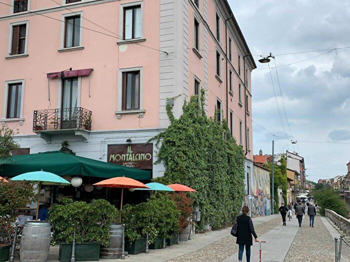 Appartamento trilocale in affitto in Via Valenza, Navigli Darsena, Milano