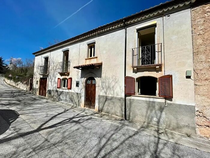 Casa quadrilocale in vendita in Via Roma Snc, Caporciano