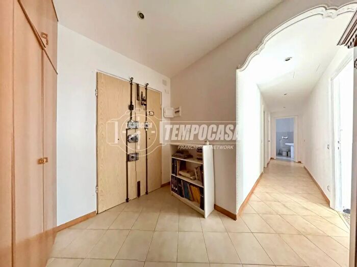 Appartamento trilocale in vendita in Via Andrea del Sarto, Genova