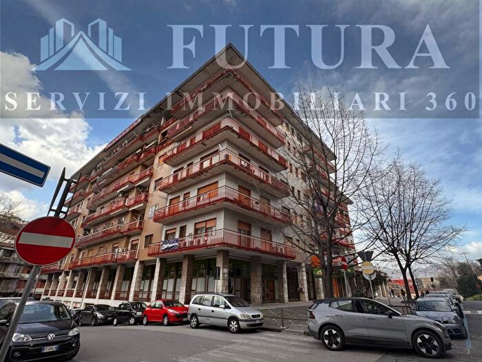 Appartamento con 5 locali in affitto in VIA SERAFINO PIONATI, Centro Storico, Avellino
