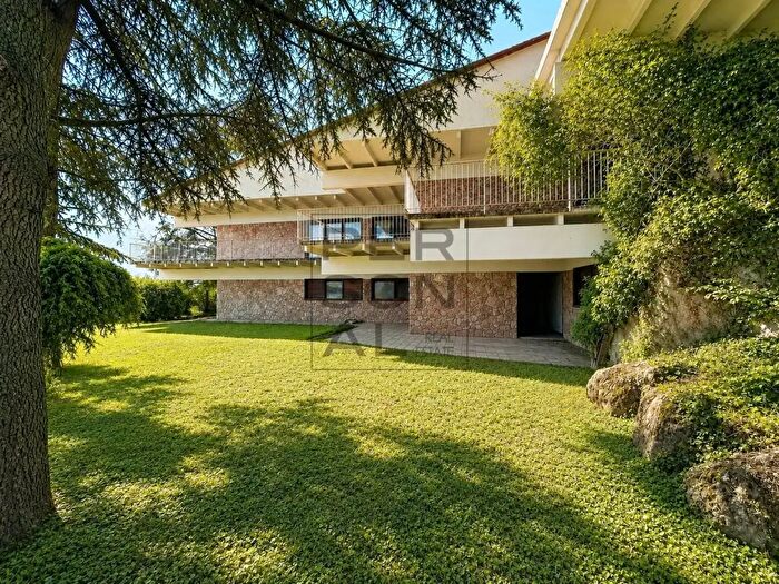 Casa con 20 locali in vendita in Via Belvedere, Trento
