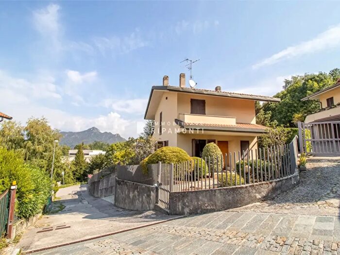 Casa con 9 locali in vendita in Via per Colle Brianza, Galbiate