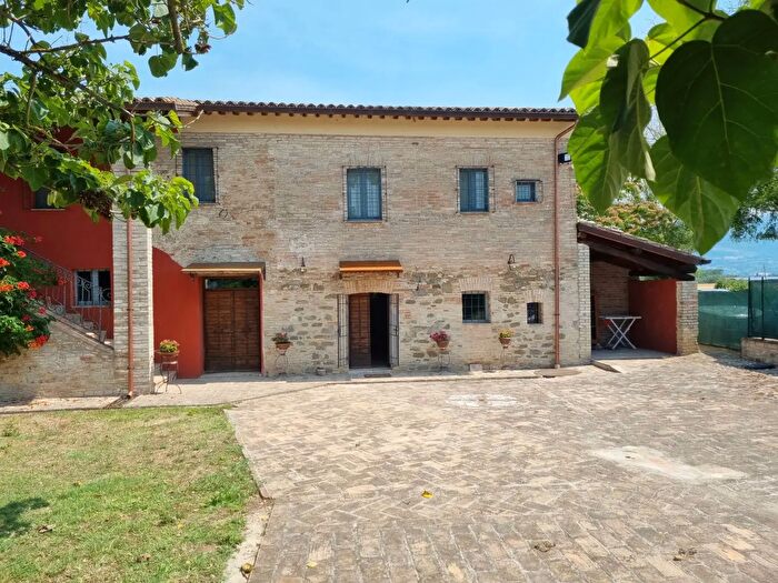 Casa con 10 locali in vendita in Bastia Umbra