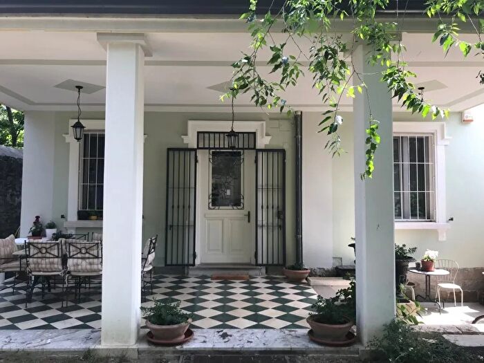 Casa con 6 locali in vendita in Via Berchet Trieste, Trieste