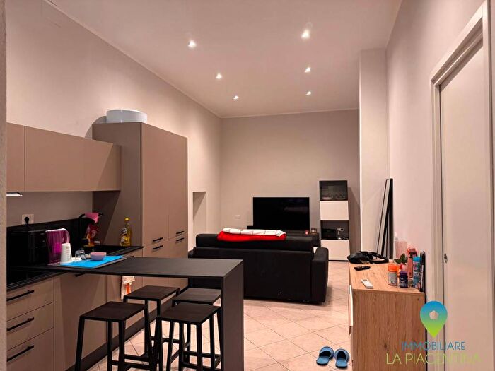 Appartamento trilocale in affitto in Via Giuseppe Mazzini, Centro Storico, Piacenza