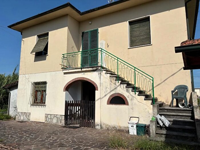 Casa con 6 locali in vendita in Via della Chiesa XXX, Lucca