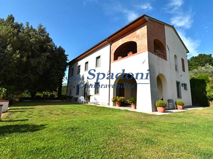 Casa con 15 locali in vendita in Lamporecchio