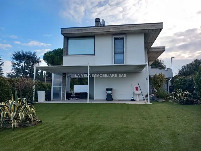 Casa con 6 locali in vendita in Desenzano Del Garda