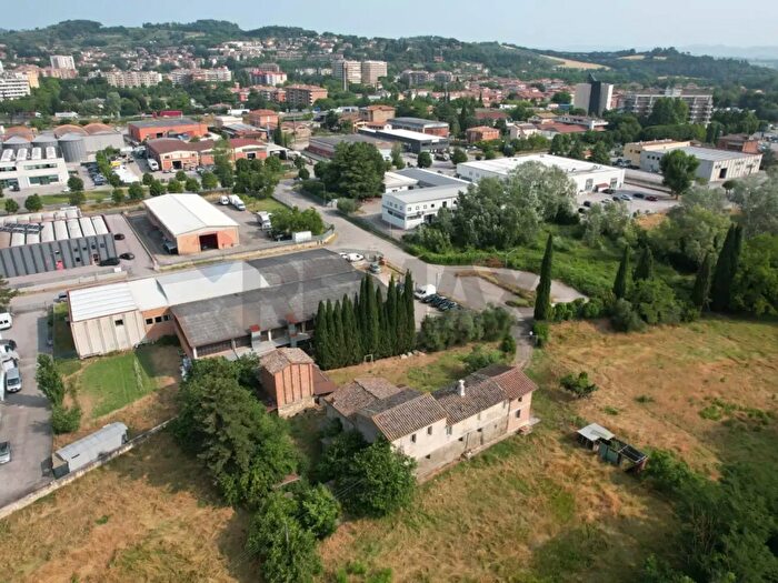 Casa con 10 locali in vendita in Via Edison, Perugia
