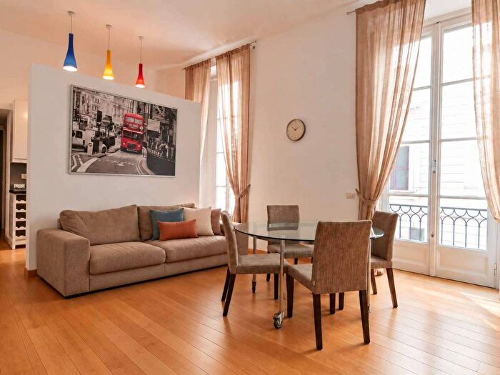 Appartamento trilocale in affitto in via Volta, Moscova, Milano