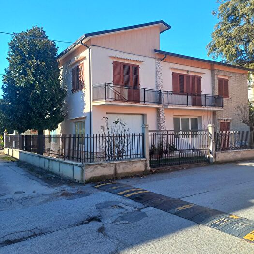 Casa con 8 locali in vendita in Via Papa Giovanni XXIII, Falerone