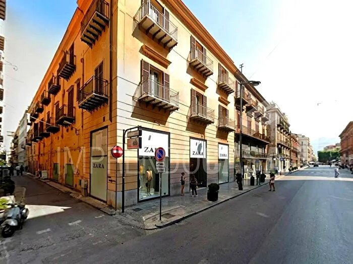 Appartamento con 9 locali in vendita in Via Cerda, Palermo