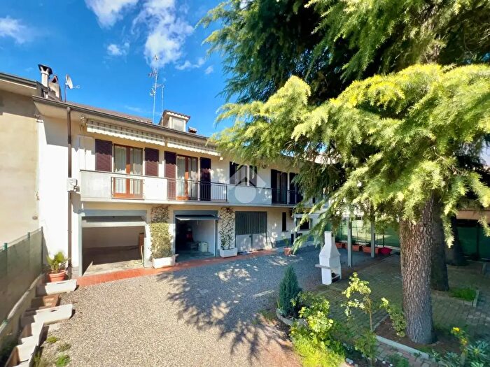 Casa quadrilocale in vendita in Via Emilia, Broni