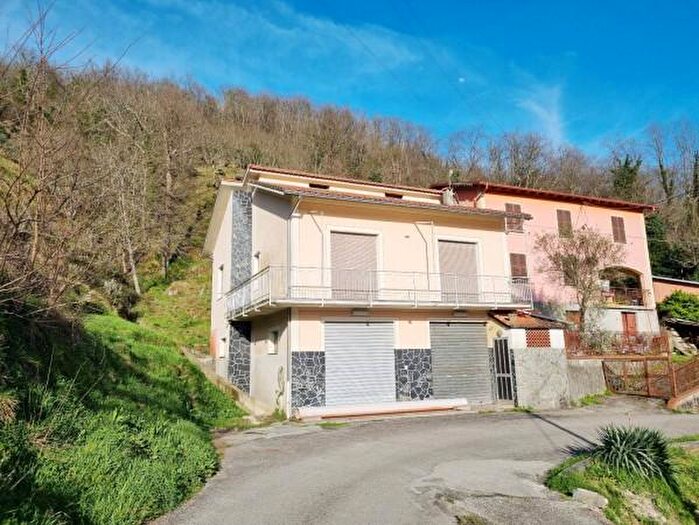 Casa con 5 locali in vendita in Lumarzo