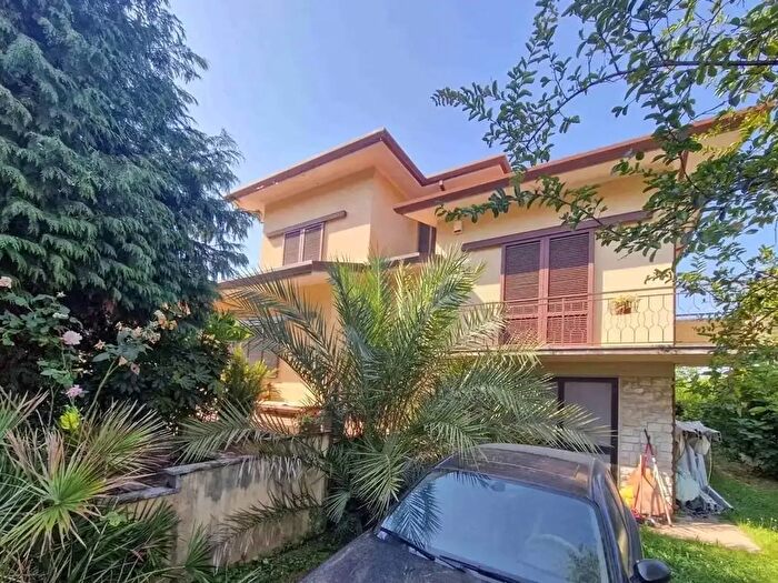 Casa con 6 locali in vendita in Pietrasanta