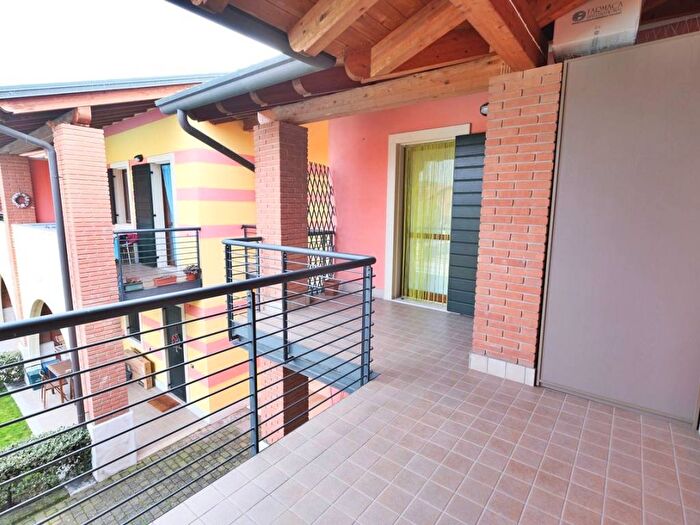 Appartamento trilocale in affitto in Vicolo Teodorico, Valeggio sul Mincio
