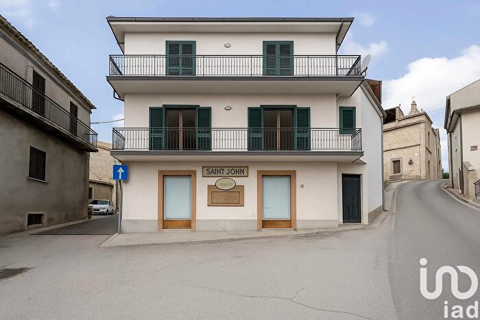 Casa con 9 locali in vendita in Via della Fontana, Notaresco