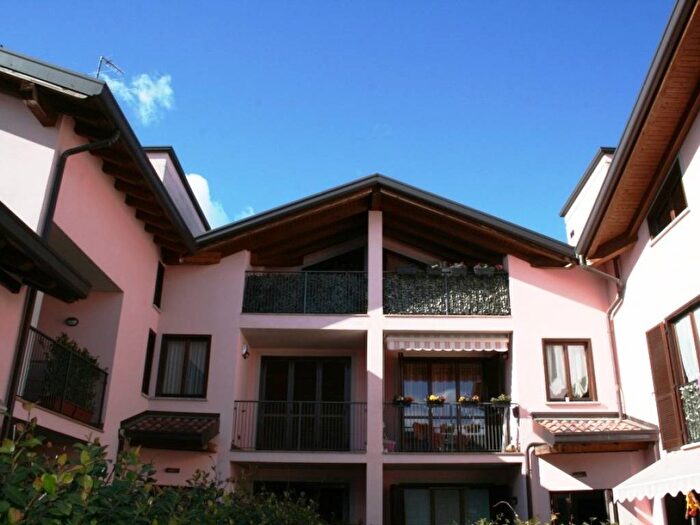 Appartamento trilocale in affitto in Via Galileo Galilei, Camnago Boscone, Faloppio