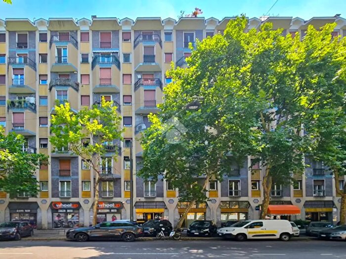 Appartamento trilocale in affitto in Via Valtellina, Milano