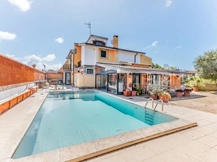 Casa con 6 locali in vendita in Via Calamide, Roma