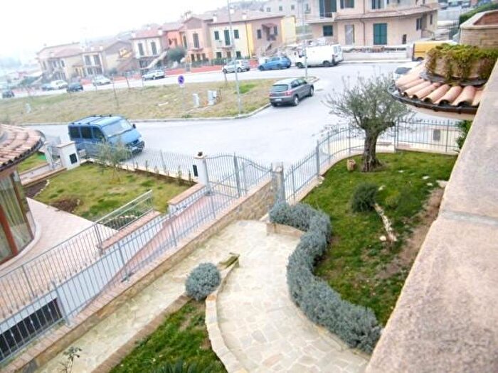 Casa con 6 locali in vendita in Piazza Ruggeri, Monte Roberto