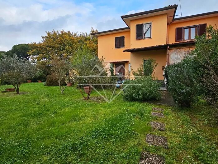 Casa quadrilocale in vendita in Massa