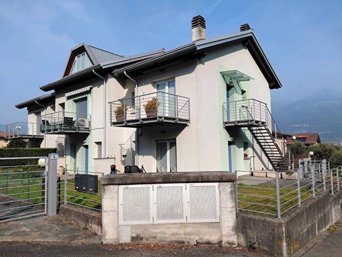 Appartamento trilocale in affitto in Via Palerma, Colico Piano, Colico