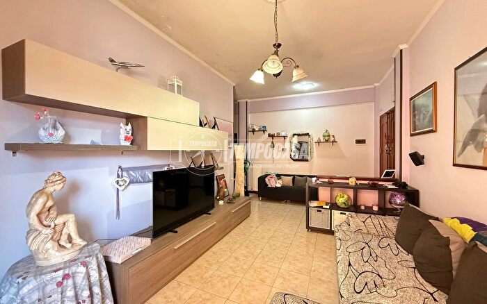 Appartamento trilocale in vendita in Via Rescaldina, Roma